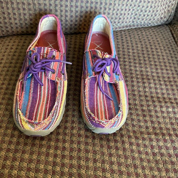 TWISTED X. Mocs. FUN, FUN, FUN SHOES! Sz 9. Purple base, bright colors. - Picture 10 of 12